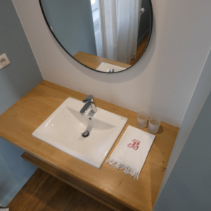 La salle de bain de la chambre bleue
