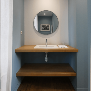 La salle de bain de la chambre bleue