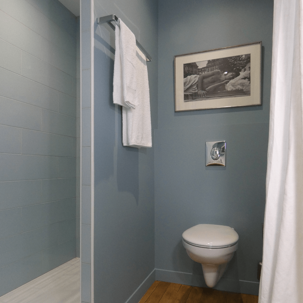 La salle de bain de la chambre bleue